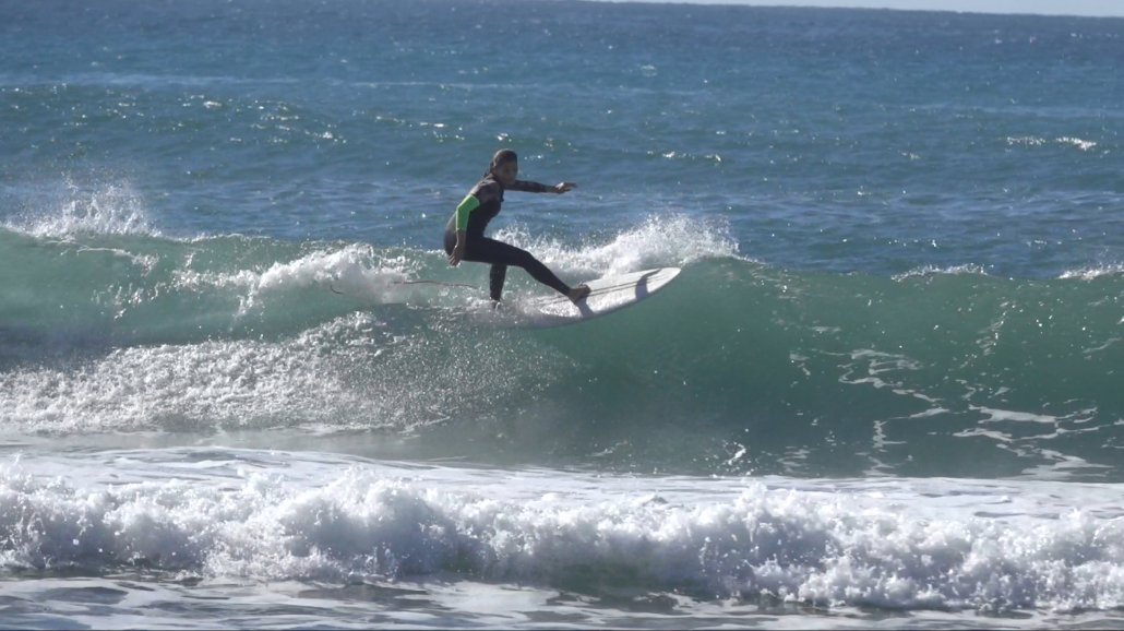 Surfeuse au Maroc